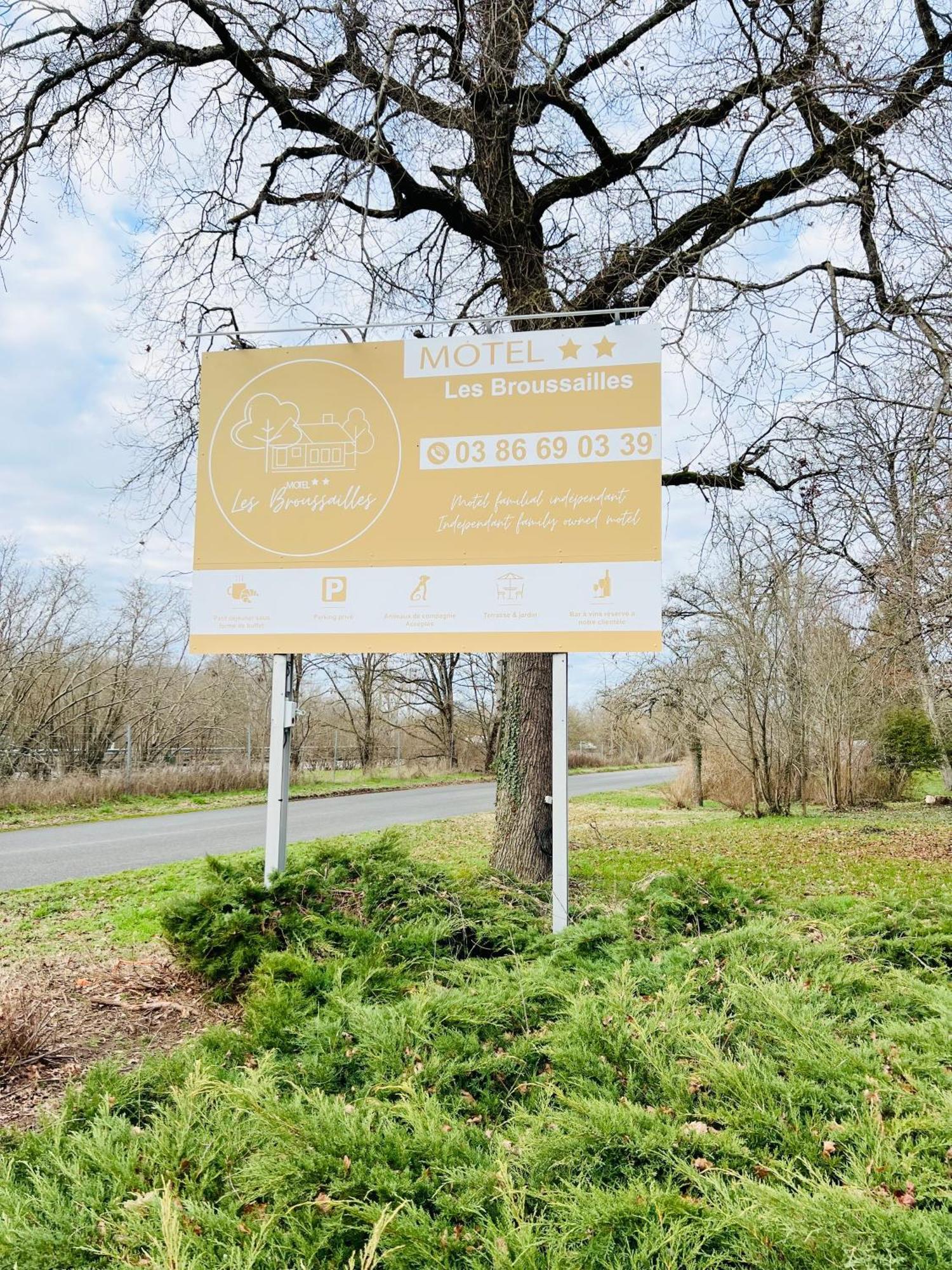 Motel Les Broussailles Mesves-sur-Loire Buitenkant foto